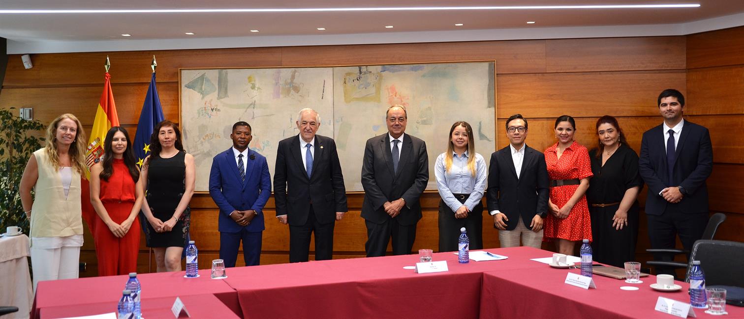 Asistentes a la escuela en el aula, con el presidente y secretario general del TC